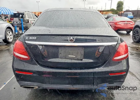 2018 Mercedes-Benz E 300 z USA, uszkodzony, nr VIN WDDZF4JB0JA339002